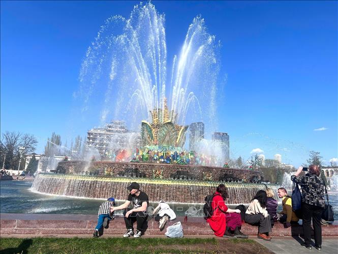 Đài phun nước tại Triển lãm thành tựu kinh tế quốc dân (VDNKh) đã bắt đầu hoạt động trở lại. Ảnh: Trần Hải - PV TTXVN tại Nga 