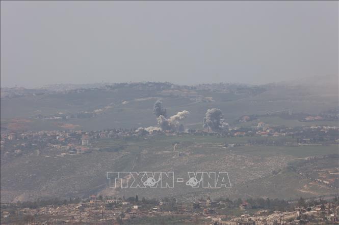 Khói bốc lên sau cuộc không kích của Israel tại Liban. Ảnh: THX/TTXVN
