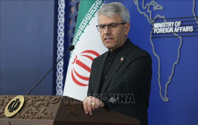 Người phát ngôn Bộ Ngoại giao Iran Esmaeil Baghaei trong cuộc họp báo tuần tại Tehran, ngày 30/3/2026. Ảnh: THX/TTXVN