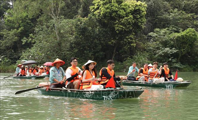  Du khách thăm quan Khu du lịch sinh thái Tràng An. Ảnh: Đức Phương - TTXVN