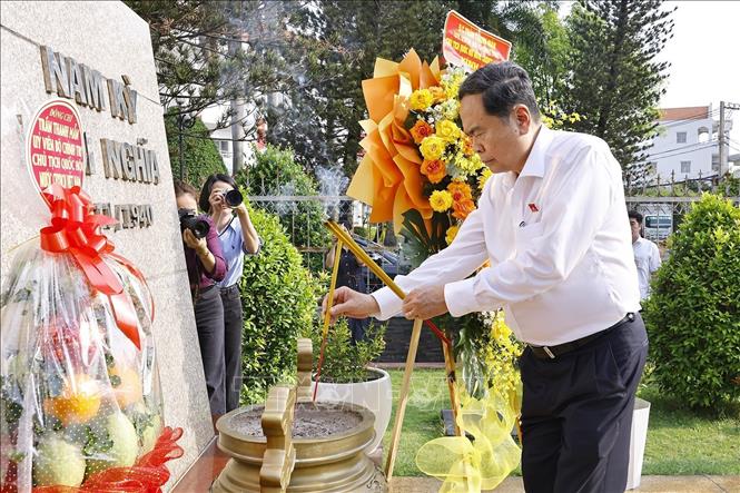 Chủ tịch Quốc hội Trần Thanh Mẫn dâng hương, dâng hoa tưởng niệm Chủ tịch Hồ Chí Minh, các Anh hùng liệt sĩ tại nơi lưu niệm sự kiện Khởi nghĩa Nam Kỳ. Ảnh: Doãn Tấn - TTXVN