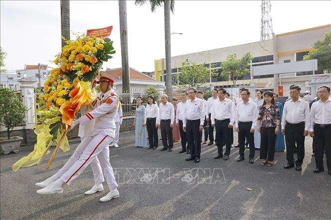Chủ tịch Quốc hội Trần Thanh Mẫn và đoàn công tác dâng hoa tưởng niệm Chủ tịch Hồ Chí Minh, các Anh hùng liệt sĩ tại nơi lưu niệm sự kiện Khởi nghĩa Nam Kỳ. Ảnh: Doãn Tấn - TTXVN