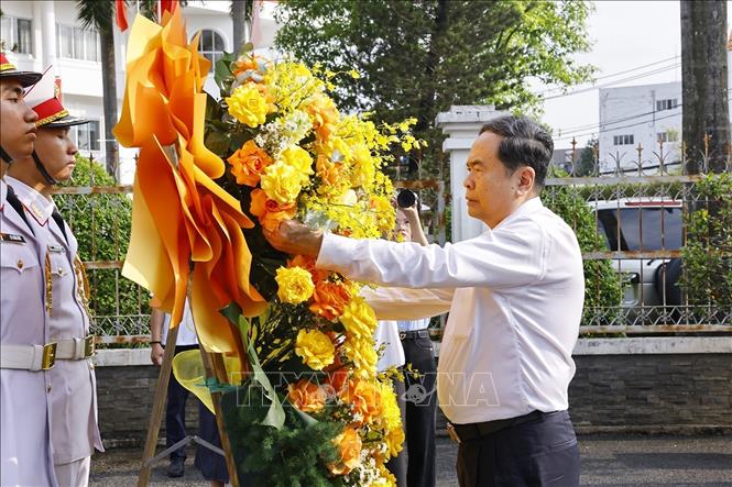 Chủ tịch Quốc hội Trần Thanh Mẫn dâng hoa tưởng niệm Chủ tịch Hồ Chí Minh, các Anh hùng liệt sĩ tại nơi lưu niệm sự kiện Khởi nghĩa Nam Kỳ. Ảnh: Doãn Tấn - TTXVN