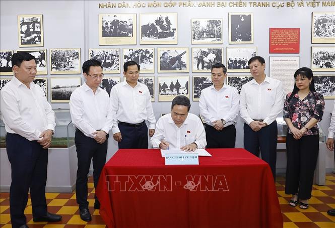 Chủ tịch Quốc hội Trần Thanh Mẫn viết lưu bút tại Di tích lịch sử - văn hóa Quốc gia Dinh quận Hóc Môn. Ảnh: Doãn Tấn - TTXVN
