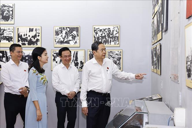 Chủ tịch Quốc hội Trần Thanh Mẫn tham quan nơi lưu niệm “Địa điểm Dinh Quận Hóc Môn – nơi lưu niệm sự kiện Khởi nghĩa Nam Kỳ (23/11/1940)” ở xã Hóc Môn, Thành phố Hồ Chí Minh. Ảnh: Doãn Tấn - TTXVN