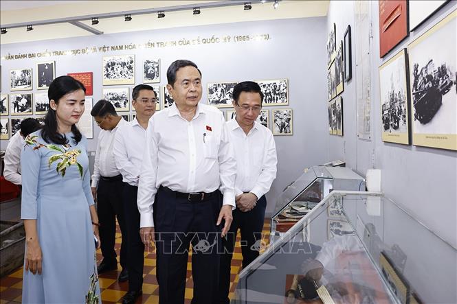 Chủ tịch Quốc hội Trần Thanh Mẫn tham quan nơi lưu niệm “Địa điểm Dinh Quận Hóc Môn – nơi lưu niệm sự kiện Khởi nghĩa Nam Kỳ (23/11/1940)” ở xã Hóc Môn, Thành phố Hồ Chí Minh. Ảnh: Doãn Tấn - TTXVN