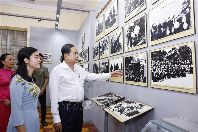 Chủ tịch Quốc hội Trần Thanh Mẫn tham quan nơi lưu niệm “Địa điểm Dinh Quận Hóc Môn – nơi lưu niệm sự kiện Khởi nghĩa Nam Kỳ (23/11/1940)” ở xã Hóc Môn, Thành phố Hồ Chí Minh. Ảnh: Doãn Tấn - TTXVN