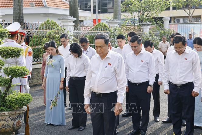 Chủ tịch Quốc hội Trần Thanh Mẫn và đoàn công tác tưởng niệm Chủ tịch Hồ Chí Minh, các Anh hùng liệt sĩ tại nơi lưu niệm sự kiện Khởi nghĩa Nam Kỳ. Ảnh: Doãn Tấn - TTXVN