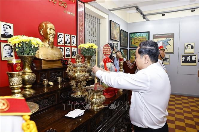 Chủ tịch Quốc hội Trần Thanh Mẫn dâng hương tưởng niệm Chủ tịch Hồ Chí Minh, các Anh hùng liệt sĩ tại nơi lưu niệm sự kiện Khởi nghĩa Nam Kỳ. Ảnh: Doãn Tấn - TTXVN