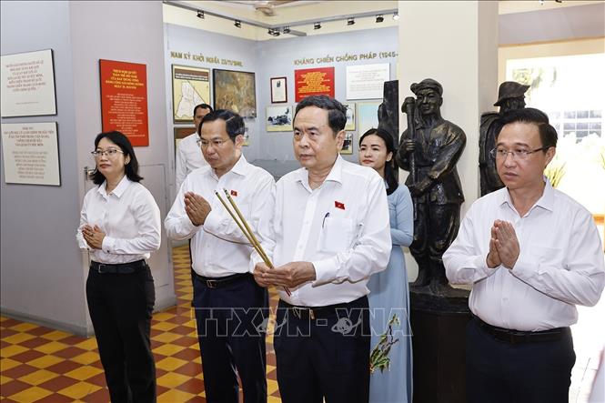 Chủ tịch Quốc hội Trần Thanh Mẫn dâng hương tưởng niệm Chủ tịch Hồ Chí Minh, các Anh hùng liệt sĩ tại nơi lưu niệm sự kiện Khởi nghĩa Nam Kỳ. Ảnh: Doãn Tấn - TTXVN