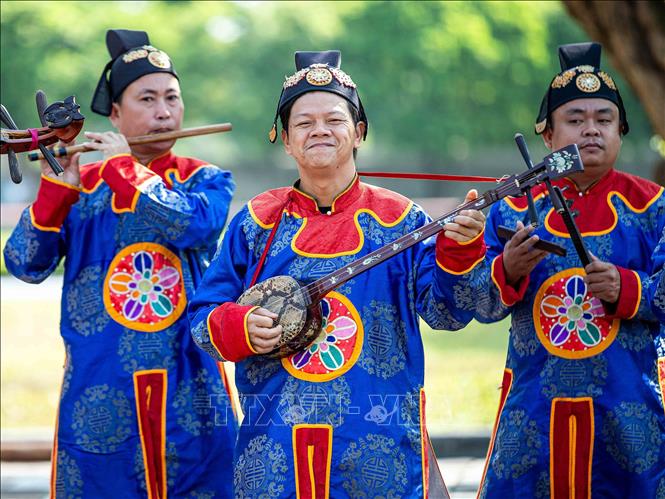 Đối với các nghệ sĩ của Nhà hát Nghệ thuật truyền thống Cung đình Huế, việc đưa Nhã nhạc đến gần hơn với công chúng không chỉ là công việc, mà còn là niềm vui và động lực để gắn bó với loại hình âm nhạc đặc biệt này. Ảnh: Vân Chi/TTXVN phát
