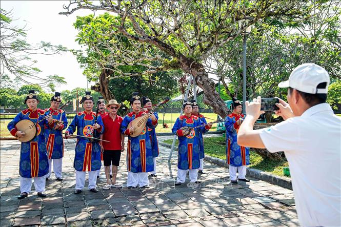 Nhã nhạc trở thành một phần trải nghiệm sống động và gần gũi của du khách khi đến Huế. Ảnh: Vân Chi/TTXVN phát
