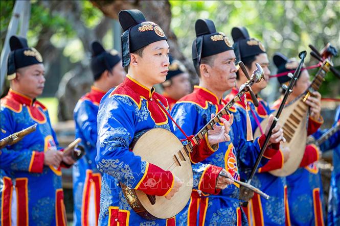 Là nghệ sĩ trẻ nhất trong dàn nhạc, Nguyễn Đình Bảo Long (SN 2001) từng cảm thấy Nhã nhạc “khó học” và “buồn”, nhưng càng tìm hiểu càng bị cuốn hút bởi nét riêng của loại hình âm nhạc cung đình này. Ảnh: Vân Chi/TTXVN phát
