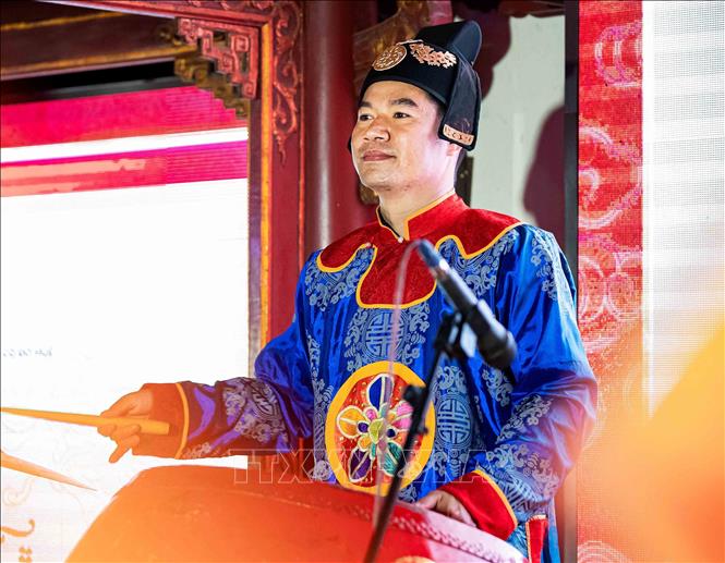 Gần 20 năm gắn bó với Nhã nhạc, nghệ sĩ Trương Thiện An (SN 1983) chia sẻ, mỗi nhạc cụ mang một sắc thái riêng, đòi hỏi sự hòa quyện tinh tế giữa trầm - bổng, nhanh - chậm để tạo nên tổng thể âm thanh cân bằng. Ảnh: Vân Chi/TTXVN phát
