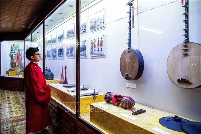 Bên trong nhà hát Duyệt Thị Đường trưng bày các nhạc cụ và trang phục cung đình, giúp công chúng hiểu hơn về Nhã nhạc cung đình Huế. Ảnh: Vân Chi/TTXVN phát
