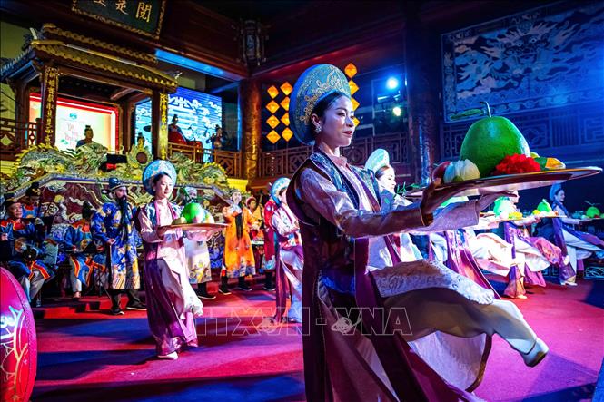 Trong thời gian gần đây, múa cung đình Huế luôn song hành cùng Nhã nhạc trong các chuyến lưu diễn quốc tế để giới thiệu văn hóa Việt Nam ra thế giới. Ảnh: Vân Chi/TTXVN phát
