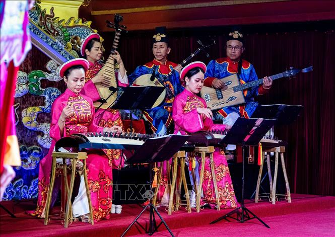 Dựa trên chất liệu truyền thống, Nhà hát Nghệ thuật truyền thống Cung đình Huế đã kết hợp thêm nhạc cụ nhằm làm phong phú màu sắc âm thanh trong các chương trình biểu diễn phục vụ công chúng như “Dạ yến Hoàng cung”. Ảnh: Vân Chi/TTXVN phát
