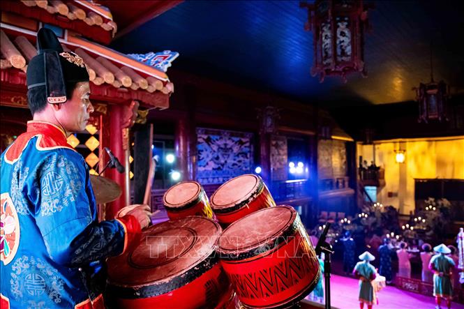 Mở đầu cho các buổi biểu diễn hay nghi lễ thường là âm thanh của dàn trống. Ảnh: Vân Chi/TTXVN phát
