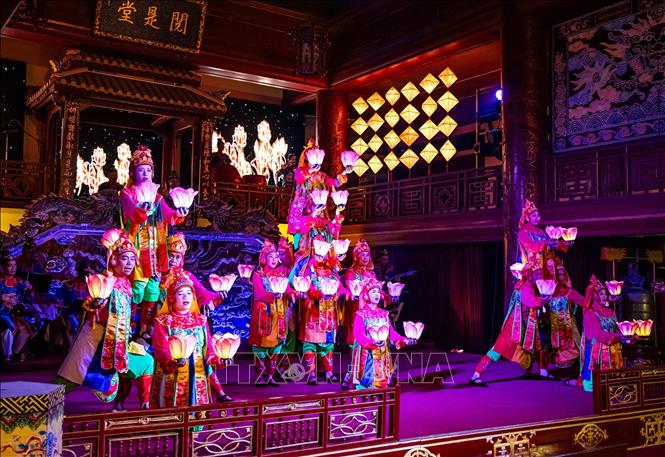 Múa Lục cúng hoa đăng - một điệu múa cung đình quan trọng mang dấu ấn Phật giáo, được vua Minh Mạng chỉnh sửa để đưa vào biểu diễn trong các nghi lễ cung đình, góp phần làm phong phú hệ thống nhã nhạc. Ảnh: Vân Chi/TTXVN phát
