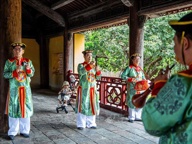 Tại các di tích trong Hoàng thành Huế, Nhã nhạc được biểu diễn thường xuyên, như dàn Đại nhạc tại Thế Miếu, trở thành một phần của hoạt động bảo tồn và phát huy di sản. Ảnh: Vân Chi/TTXVN phát