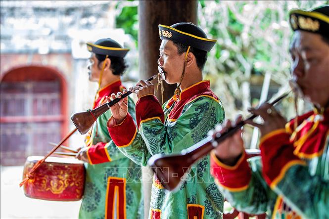 Kèn bầu là nhạc cụ hơi đặc trưng của dàn Đại nhạc - tạo nên âm thanh vang dội, góp phần định hình sắc thái uy nghi của các nghi lễ cung đình. Ảnh: Vân Chi/TTXVN phát