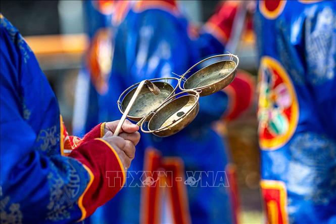Các nhạc cụ gõ như tam âm hay mỏ sừng trâu, sênh tiền giữ vai trò tạo nhịp, góp phần hình thành cấu trúc âm thanh đa tầng. Ảnh: Vân Chi/TTXVN phát