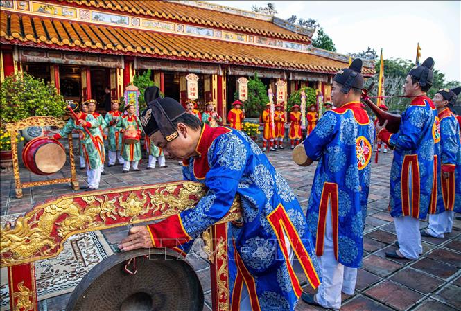 Nhã nhạc quy định rất chặt chẽ về quy mô dàn nhạc và trang phục biểu diễn lộng lẫy, phản ánh tính quy củ và định chế thẩm mỹ cao của chế độ quân chủ. Ảnh: Vân Chi/TTXVN phát
