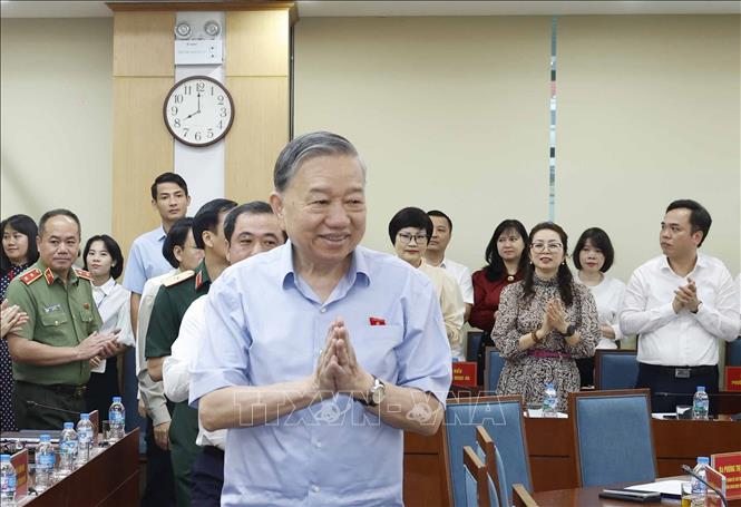 Tổng Bí thư, Chủ tịch nước Tô Lâm cùng các thành viên Đoàn đại biểu Quốc hội thành phố Hà Nội, đơn vị bầu cử số 1 đến tiếp xúc cử tri. Ảnh: Thống Nhất – TTXVN