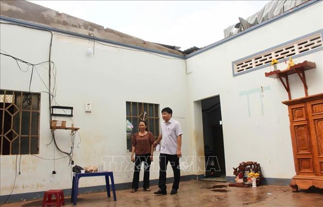 Nhiều căn nhà bị tốc mái do mưa lớn kèm theo lốc xoáy. Ảnh: Đậu Tất Thành – TTXVN.