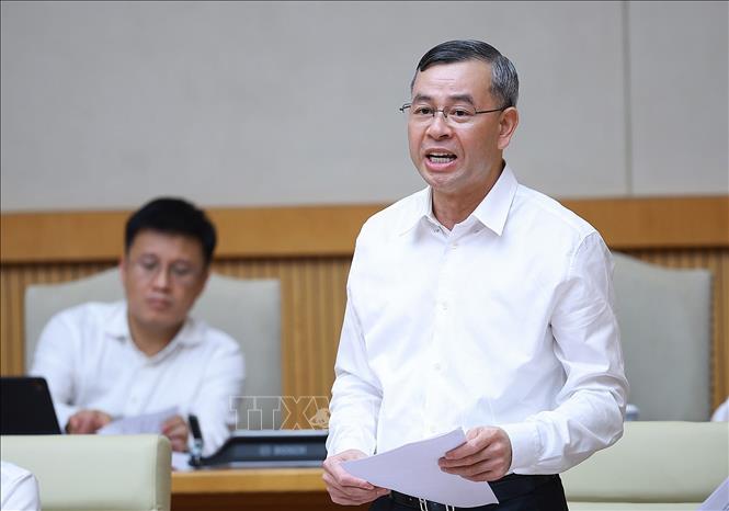 Bộ trưởng Bộ Tài chính Ngô Văn Tuấn báo cáo tình hình kinh tế-xã hội tháng 4 và 4 tháng đầu năm 2026. Ảnh: Dương Giang – TTXVN 
