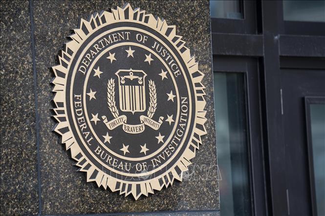 Logo của Cục Điều tra liên bang Mỹ (FBI) tại trụ sở ở Washington, D.C. Ảnh: THX/TTXVN