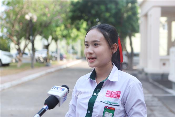 Em Namthip Keovongphet, học sinh Trường song ngữ Lào-Việt Nam Nguyễn Du trả lời phỏng vấn. Ảnh: Xuân Tú - PV TTXVN tại Lào