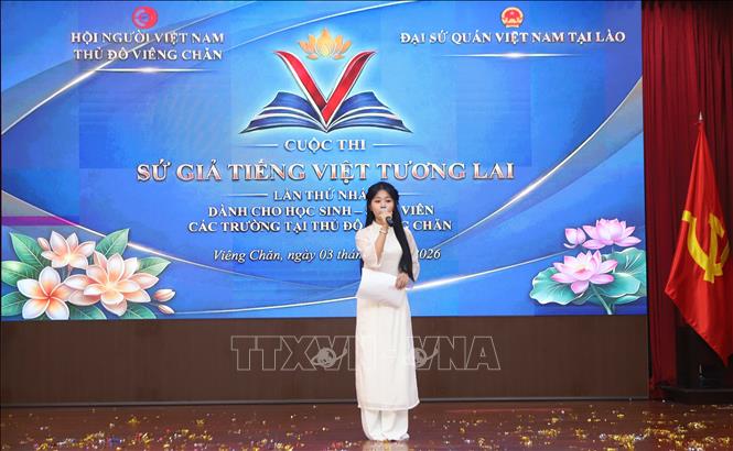 Nữ sinh người Lào tự tin thể hiện khả năng tiếng Việt tại Cuộc thi Sứ giả tiếng Việt tương lai lần thứ nhất ở Đại sứ quán Việt Nam tại Lào. Ảnh: Xuân Tú - PV TTXVN tại Lào