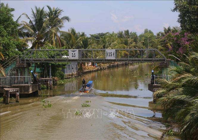 Cống ngăn mặn Hóc Hỏa, tại xã Hỏa Lựu được mở để lấy nước ngọt vào nội đồng. Ảnh: Duy Khương – TTXVN