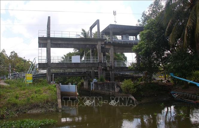Cống Kênh Lầu, tại xã Hỏa Lựu được đóng, mở dựa trên quan trắc độ mặn liên tục nhằm ngăn mặn cũng như lấy nước ngọt vào nội đồng. Ảnh: Duy Khương – TTXVN