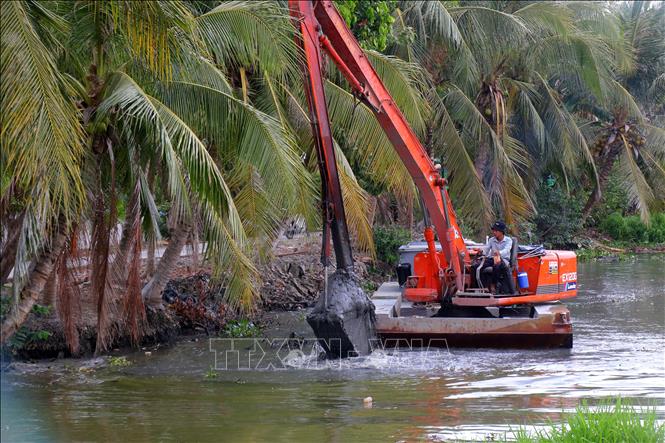 Nạo vét kênh mương để tăng khả năng trữ ngọt tại xã Vị Thủy, thành phố Cần Thơ. Ảnh: Duy Khương – TTXVN