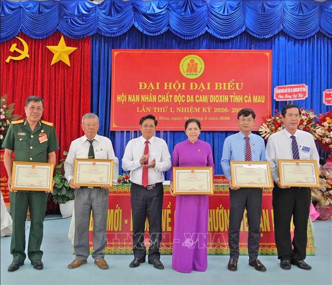 Phó Chủ tịch HĐND tỉnh Cà Mau Bùi Tấn Bảy trao Bằng khen của Chủ tịch UBND tỉnh tặng các tập thể có thành tích xuất sắc trong phong trào thi đua “Vì nạn nhân chất độc da cam” giai đoạn 2020-2025. Ảnh: Huỳnh Anh - TTXVN