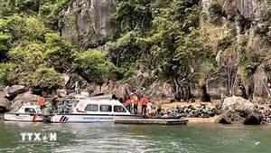 Kịp thời cứu hộ xuồng chuyển tải khách gặp sự cố trên vịnh Hạ Long