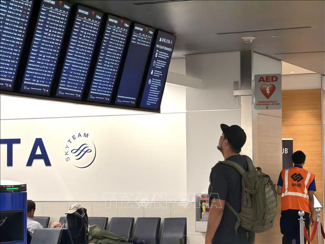 Hành khách đang xem bảng thông tin chuyến bay tại Sân bay Quốc tế Hartsfield-Jackson Atlanta (bang Georgia). Ảnh: Ngọc Quang – PV TTXVN tại Mỹ