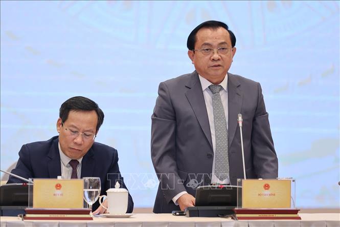 Thứ trưởng Bộ Tài chính Lê Tấn Cận trả lời câu hỏi của các phóng viên tại buổi họp báo. Ảnh: TTXVN