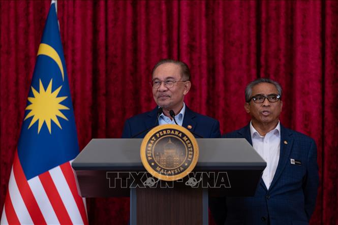 Thủ tướng Malaysia Anwar Ibrahim phát biểu tại cuộc họp báo ở Putrajaya. Ảnh: THX/TTXVN