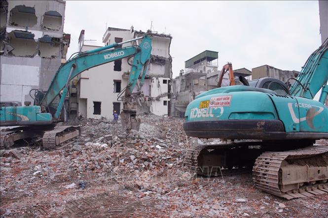 Đon vị thi công tháo dỡ sử dụng nhiều phương tiện để đẩy nhanh tiến độ bàn giao mặt bằng.
Ảnh: Kim Anh - TTXVN