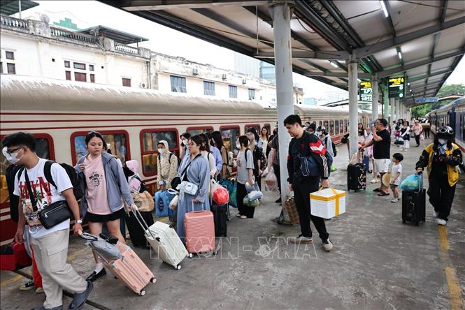 Hanoi Railway Station recorded the highest passenger volume with 74,246 travellers during April 30-May 1 holidays. VNA Photo: Minh Đức