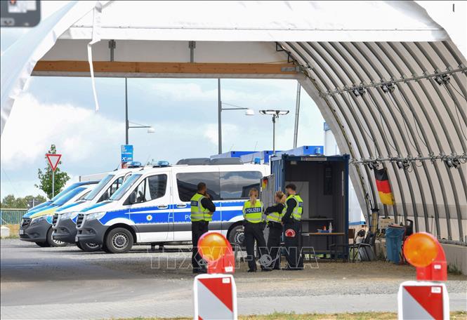 Cảnh sát Đức gác tại điểm kiểm soát biên giới ở Frankfurt. Ảnh: THX/TTXVN