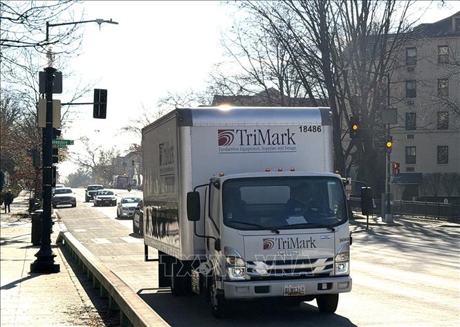 Xe tải lưu thông trên một tuyến phố ở thủ đô Washington D.C của Mỹ. Ảnh: Ngọc Quang – PV TTXVN tại Mỹ