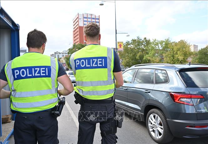Cảnh sát Đức được triển khai tại Frankfurt, gần biên giới với Ba Lan. Ảnh: THX/TTXVN