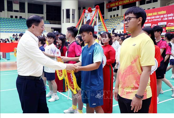Ban tổ chức trao cờ cho các đoàn vận động viên. Ảnh: Trần Trang-TTXVN