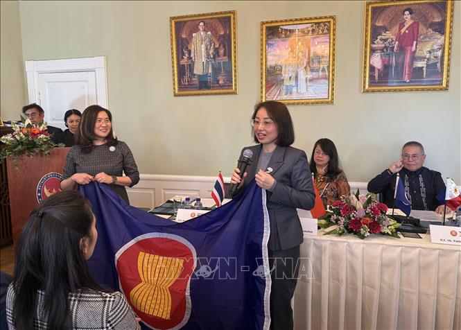 Đại sứ Việt Nam tại Đan Mạch, Nguyễn Lê Thanh, nhận lá cờ ASEAN từ Đại sứ Thái Lan, Suphanvasa Chotikajan Tang. Ảnh: TTXVN phát
