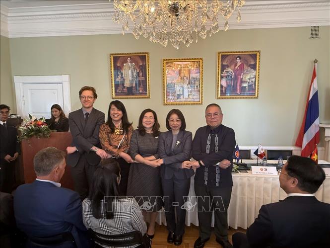 Các đại sứ ASEAN và đại diện Bộ Ngoại giao Đan Mạch chụp ảnh lưu niệm. Ảnh: TTXVN phát