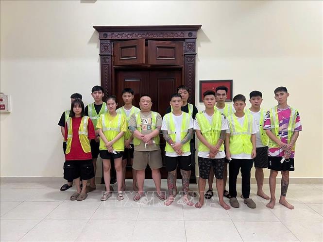 13 đối tượng bị lực lượng chức năng tạm giữ để điều tra về hành vi kinh doanh trái phép khí N2O, còn gọi là 